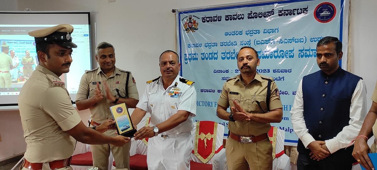 ಮಲ್ಪೆಯ ಕರಾವಳಿ ಕಾವಲು ಪೊಲೀಸ್ ಕಚೇರಿಯಲ್ಲಿ ಶನಿವಾರ ನಡೆದ ಕರಾವಳಿ ಭದ್ರತಾ ತರಬೇತಿ ಸಂಸ್ಥೆಯ ಮೊದಲ ತಂಡದ ತರಬೇತಿ ಕಾರ್ಯಕ್ರಮದ ಸಮಾರೋಪ ಸಮಾರಂಭದಲ್ಲಿ ಮಂಗಳೂರು ವಿಭಾಗದ ಕೋಸ್ಟ್ ಗಾರ್ಡ್‌ ಡಿಐಜಿ ಕಮಾಂಡರ್ ಪಿ.ಕೆ.ಮಿಶ್ರಾ ಸಿಬ್ಬಂದಿಗೆ ಬಹುಮಾನ ವಿತರಿಸಿದರು.