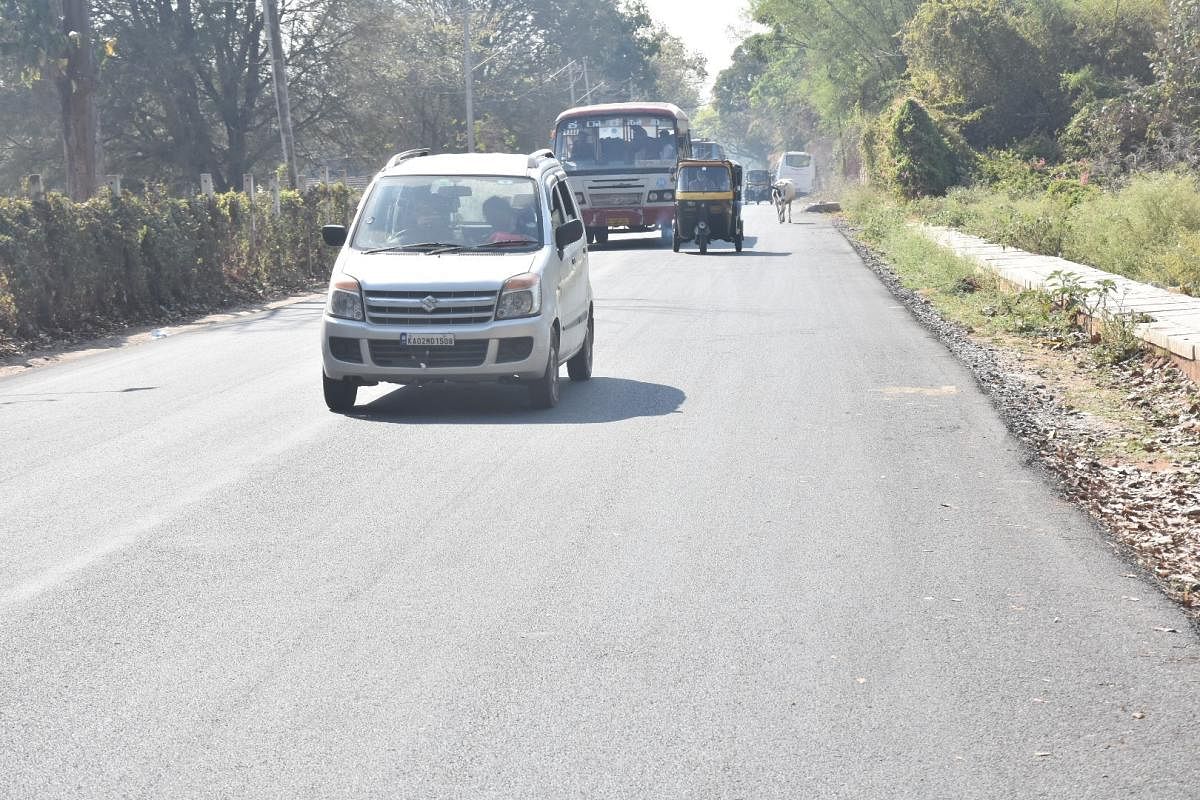 ಮೈಸೂರಿನ ಇಟ್ಟಿಗೆಗೂಡಿನಲ್ಲಿ ಗುಂಡಿಗಳಿಂದ ತುಂಬಿ ಹೋಗಿದ್ದ ರಸ್ತೆಯನ್ನು ಈಚೆಗೆ ದುರಸ್ತಿ ಮಾಡಲಾಗಿದೆ/ ಪ್ರಜಾವಾಣಿ ಚಿತ್ರ