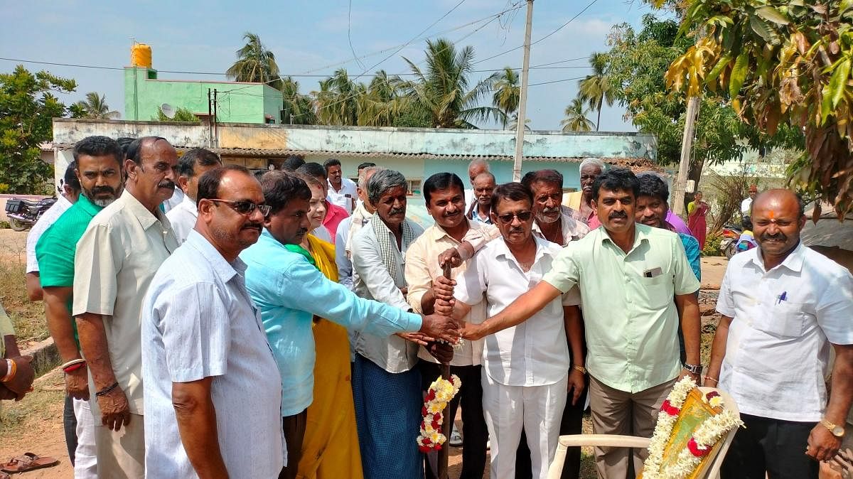 ಹಾರೋಹಳ್ಳಿ ತಾಲ್ಲೂಕಿನ ಏಡುಮಡು ಗ್ರಾಮದಲ್ಲಿ ಕಾಂಕ್ರೀಟ್‌ ರಸ್ತೆ ಕಾಮಗಾರಿಗೆ ಶಾಸಕಿ ಅನಿತಾ ಕುಮಾರಸ್ವಾಮಿ ಭೂಮಿಪೂಜೆ ನೆರವೇರಿಸಿದರು