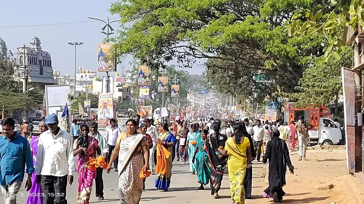 ದೇವನಹಳ್ಳಿಯ ಬಿಬಿ ರಸ್ತೆಯಿಂದ ಕಾರ್ಯಕ್ರಮದ ಸ್ಥಳಕ್ಕೆ ಸಾಗುತ್ತಿರುವ ಜನಸ್ತೋಮ