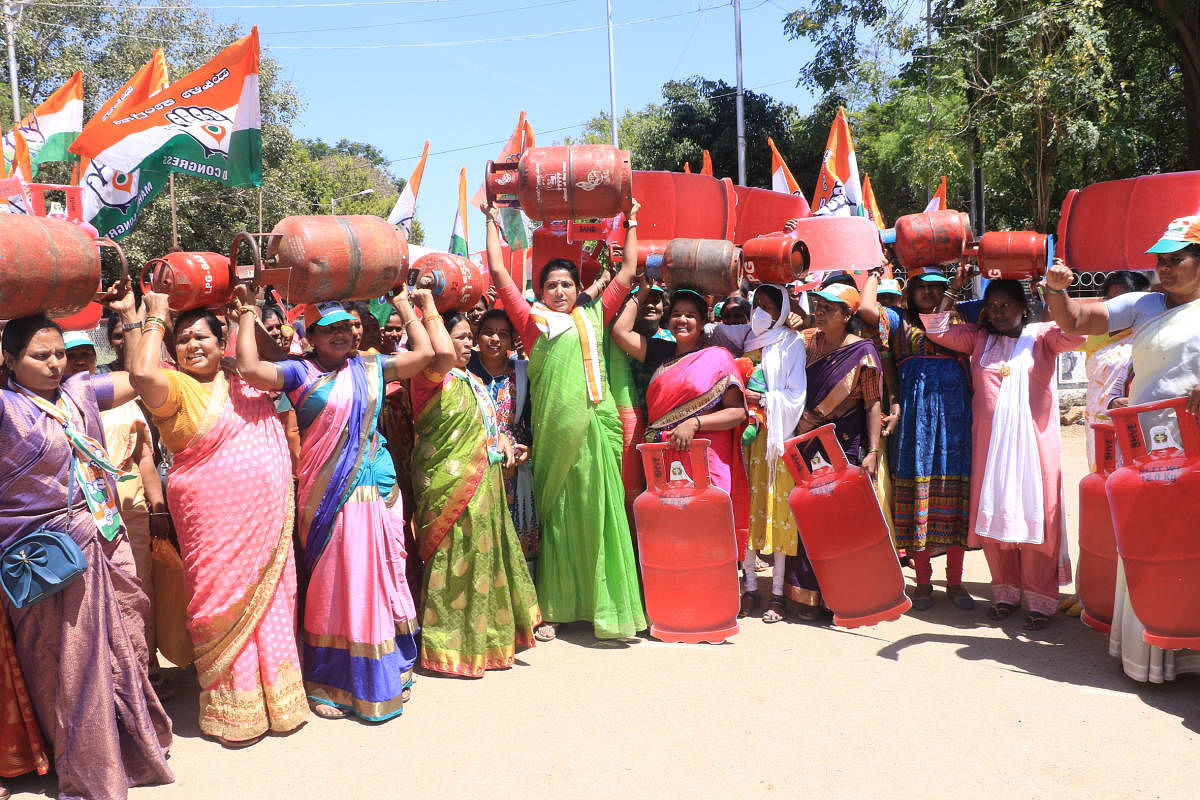 ಅಡುಗೆ ಅನಿಲ ಸಿಲಿಂಡರ್‌ ಬೆಲೆ ಏರಿಕೆ ಖಂಡಿಸಿ ಮಹಿಳಾ ಕಾಂಗ್ರೆಸ್‌ ಸಮಿತಿ ರಾಜ್ಯ ಅಧ್ಯಕ್ಷೆ ಪುಷ್ಪಾ ಅಮರನಾಥ್‌ ನೇತೃತ್ವದಲ್ಲಿ ಜಿಲ್ಲಾ ಸಮಿತಿಯ ಪದಾಧಿಕಾರಿಗಳು ಮತ್ತು ಕಾರ್ಯಕರ್ತರು ಚಾಮರಾಜನಗರದಲ್ಲಿ ಸೋಮವಾರ ಖಾಲಿ ಸಿಲಿಂಡರ್‌ ಪ್ರದರ್ಶಿಸಿ ಪ್ರತಿಭಟನೆ ನಡೆಸಿದರು