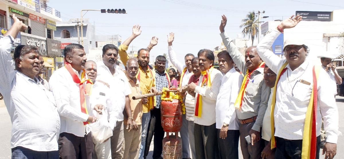 ಅಡುಗೆ ಅನಿಲ ಸಿಲಿಂಡರ್‌ ಬೆಲೆ ಏರಿಕೆ ಖಂಡಿಸಿ ಕರ್ನಾಟಕ ಸೇನಾ ಪಡೆಯ ಕಾರ್ಯಕರ್ತರು ಚಾಮರಾಜನಗರದಲ್ಲಿ ಸೋಮವಾರ ಪ್ರತಿಭಟನೆ ನಡೆಸಿದರು