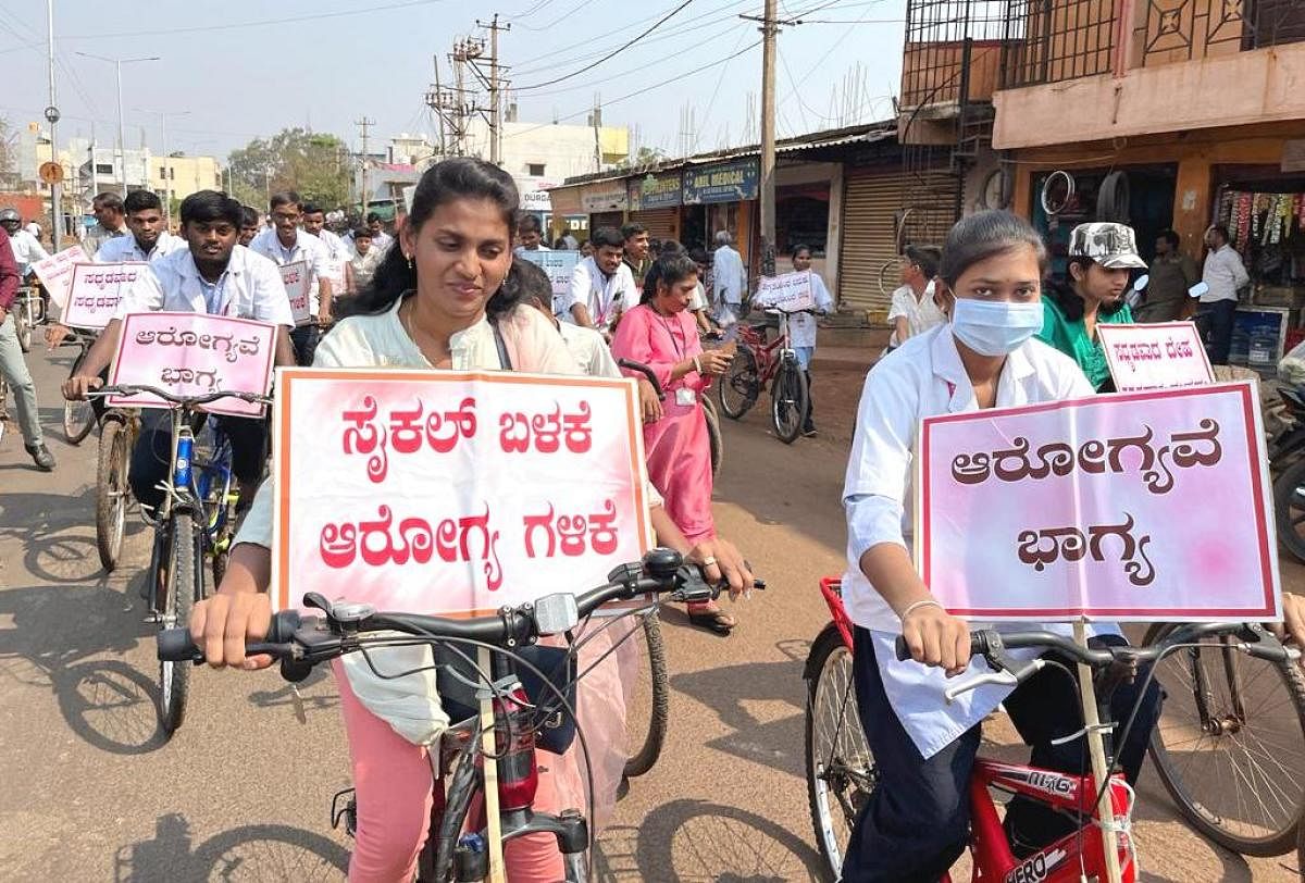 ವಿಶ್ವ ಮಹಿಳಾ ದಿನಾಚರಣೆ ಪ್ರಯುಕ್ತ ಬೀದರ್‌ನಲ್ಲಿ ಸೈಕಲ್ ಜಾಥಾ ನಡೆಯಿತು