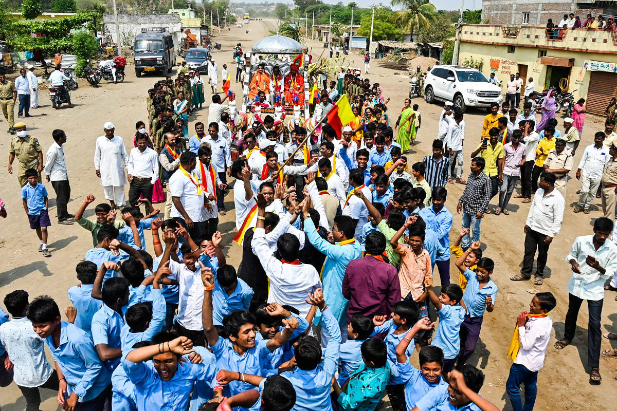 ಕಲಬುರಗಿ ಜಿಲ್ಲೆಯ ಆಳಂದ ತಾಲ್ಲೂಕಿನ ಜಿಡಗಾ ಗ್ರಾಮದಲ್ಲಿ ಗುರುವಾರ ಜಿಲ್ಲಾ ಕನ್ನಡ ಸಾಹಿತ್ಯ ಸಮ್ಮೇಳನದ ಅಂಗವಾಗಿ ನಡೆದ ಮೆರವಣಿಗೆಯಲ್ಲಿ ಕುಣಿದು ಸಂಭ್ರಮಿಸಿದ ವಿದ್ಯಾರ್ಥಿಗಳು, ಯುವಕರು (ಎಡಚಿತ್ರ). ಜಿಲ್ಲಾ ಕನ್ನಡ ಸಾಹಿತ್ಯ ಸಮ್ಮೇಳನದಲ್ಲಿ ಪಾಲ್ಗೊಂಡಿದ್ದ ವಿದ್ಯಾರ್ಥಿಗಳು ಹಾಗೂ ಜನರು