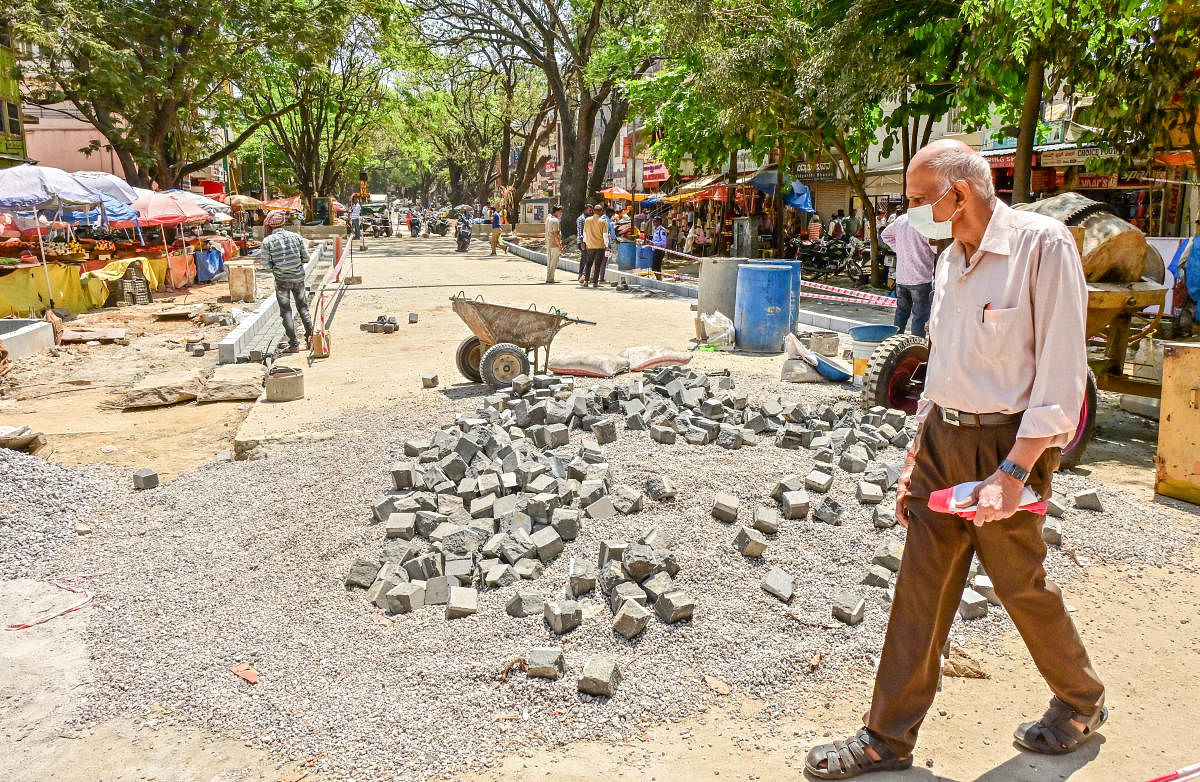 ಗಾಂಧಿ ಬಜಾರ್‌ನಲ್ಲಿ ನಡೆಯುತ್ತಿರುವ ವೈಟ್‌ ಟಾಪಿಂಗ್ ಕಾಮಗಾರಿ