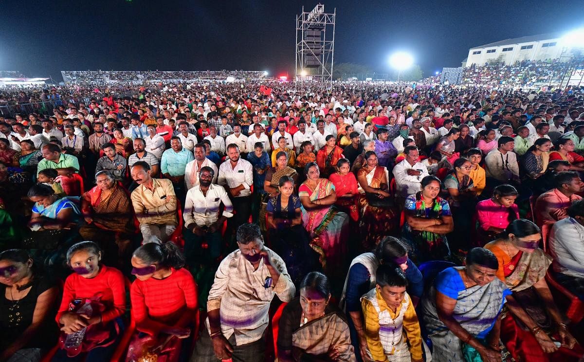 ಕೊಪ್ಪಳ ಜಿಲ್ಲಾ ರಜತ ಮಹೋತ್ಸವದ ಅಂಗವಾಗಿ ಶನಿವಾರ ಜಿಲ್ಲಾ ಕ್ರೀಡಾಂಗಣದಲ್ಲಿ ನಡೆದ ಸಮಾರೋಪ ಮತ್ತು ಸಾಂಸ್ಕೃತಿಕ ಕಾರ್ಯಕ್ರಮ ನೋಡಲು ಸೇರಿದ್ದ ಜನಸ್ತೋಮ –ಪ್ರಜಾವಾಣಿ ಚಿತ್ರಗಳು/ಭರತ್‌ ಕಂದಕೂರ