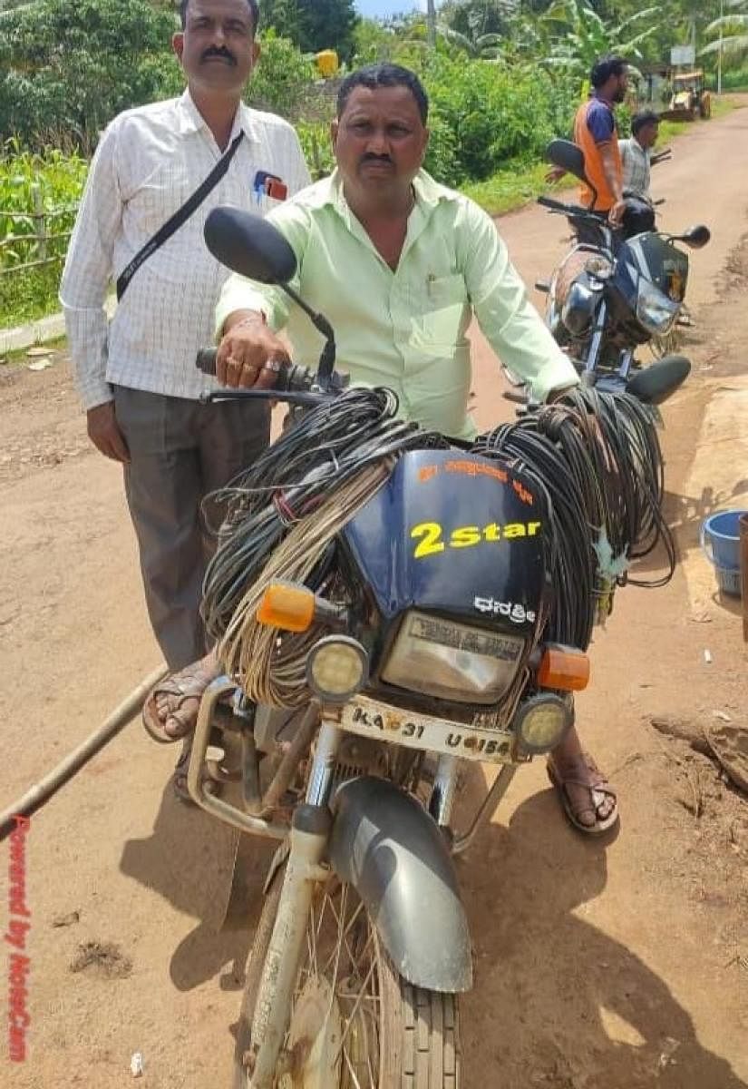 ಅನಧಿಕೃತವಾಗಿ ಪಡೆದಿದ್ದ ವಿದ್ಯುತ್ ಸಂಪರ್ಕ ಸ್ಥಗಿತಗೊಳಿಸಿ ಸಾಮಗ್ರಿಗಳನ್ನು ವಶಪಡಿಸಿಕೊಂಡಿರುವ ಹೆಸ್ಕಾಂ ಸಿಬ್ಬಂದಿ