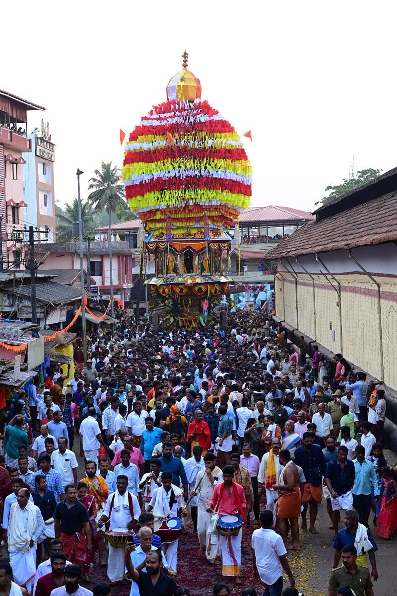 ಕುಂದಾಪುರ ಸಮೀಪದ ಕೊಲ್ಲೂರಿನ ಶ್ರೀ ಮೂಕಾಂಬಿಕಾ ದೇವಸ್ಥಾನದ ಶ್ರೀ ಮನ್ಮಹಾರಥೋತ್ಸವ ಬುಧವಾರ ವೈಭವದಿಂದ ಸಂಪನ್ನಗೊಂಡಿತು