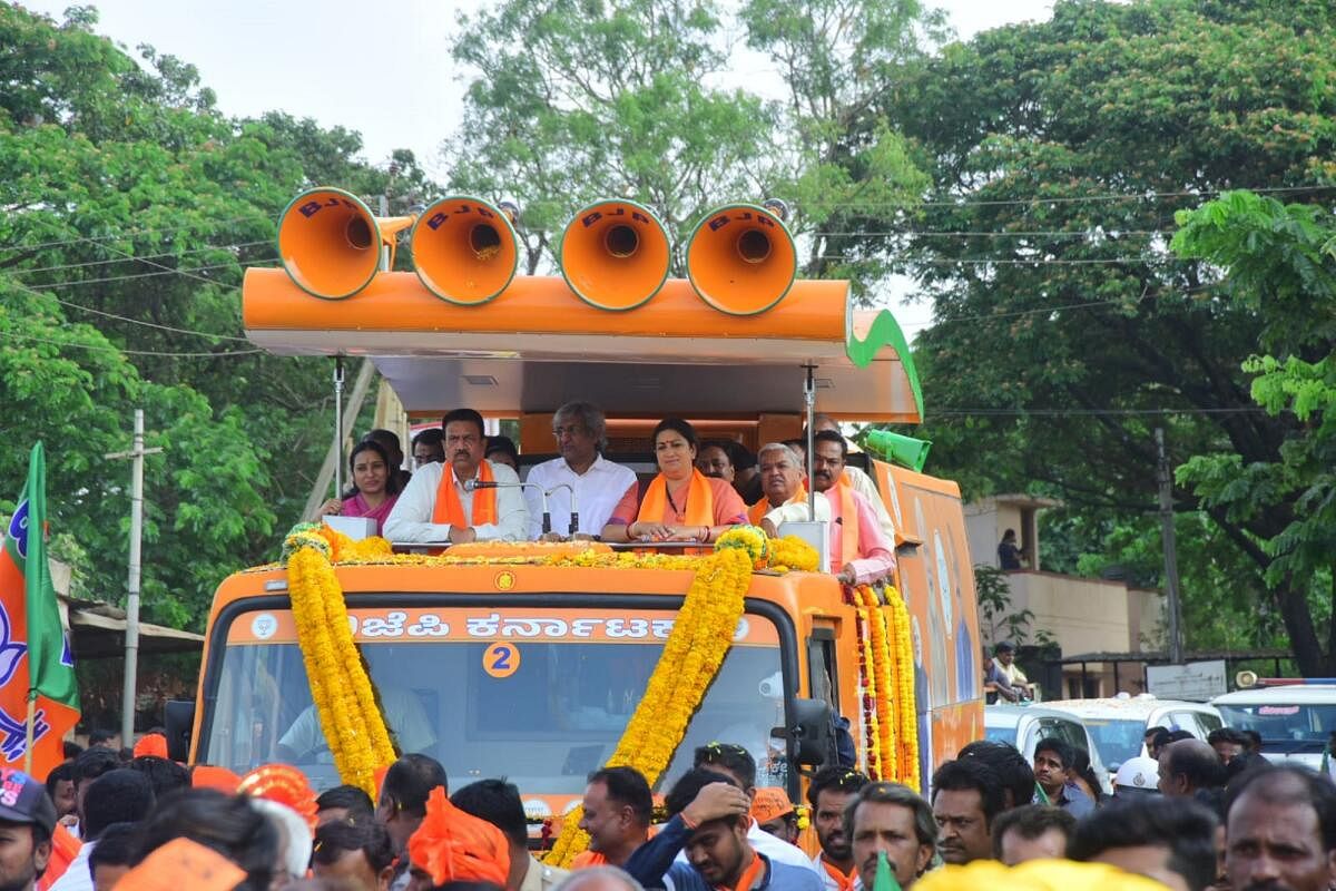 ಕೇಂದ್ರ ಸಚಿವೆ ಸ್ಮೃತಿ ಇರಾನಿ ಅವರು ಗುರುವಾರ ಗದಗ ನಗರದಲ್ಲಿ ರೋಡ್‌ ಶೋ ನಡೆಸಿದರು