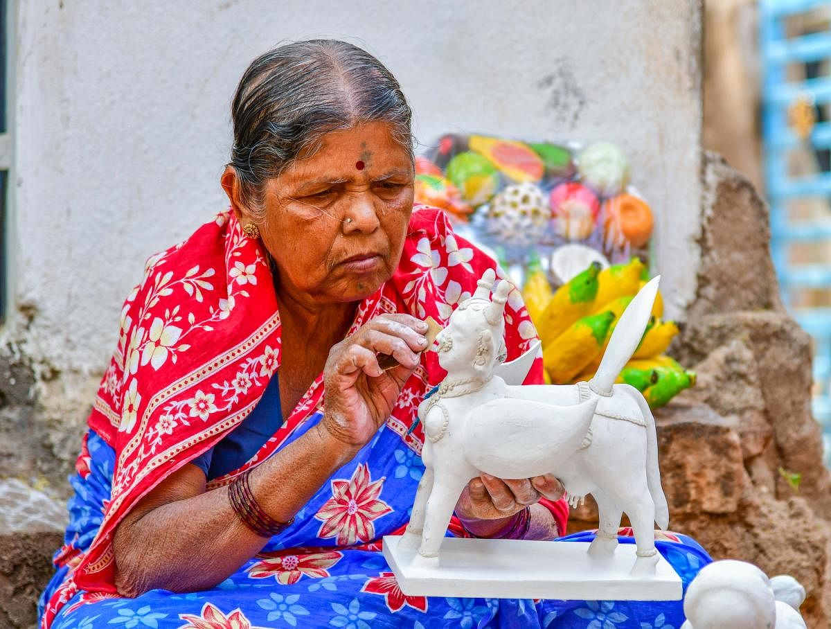 ಕಿನ್ನಾಳ ಕಲೆಗೆ ಅಂತಿಮ ರೂಪ ನೀಡುತ್ತಿರುವ ಭಾಗ್ಯಮ್ಮ ಚಿತ್ರಗಾರ –ಪ್ರಜಾವಾಣಿ ಚಿತ್ರಗಳು/ಭರತ್‌ ಕಂದಕೂರ