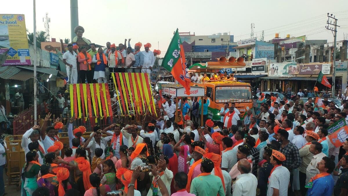 ಹೊನ್ನಾಳಿ ನಗರದ ಕ್ರಾಂತಿವೀರ ಸಂಗೊಳ್ಳಿ ರಾಯಣ್ಣ ವೃತ್ತದಲ್ಲಿ ಮಾಜಿ ಸಚಿವ ಕೆ.ಎಸ್. ಈಶ್ವರಪ್ಪ ವಿಜಯ ಸಂಕಲ್ಪ ಯಾತ್ರೆ ಉದ್ದೇಶಿಸಿ ಮಾತನಾಡಿದರು. ಶಾಸಕ ಎಂ.ಪಿ.ರೇಣುಕಾಚಾರ್ಯ ಸೇರಿದಂತೆ ತಾಲ್ಲೂಕು ಬಿಜೆಪಿ ಮುಖಂಡರು ಹಾಗೂ ಬಿಜೆಪಿ ಕಾರ್ಯಕರ್ತರು ಸಾವಿರಾರು ಸಂಖ್ಯೆಯಲ್ಲಿ ಭಾಗವಹಿಸಿದ್ದರು.