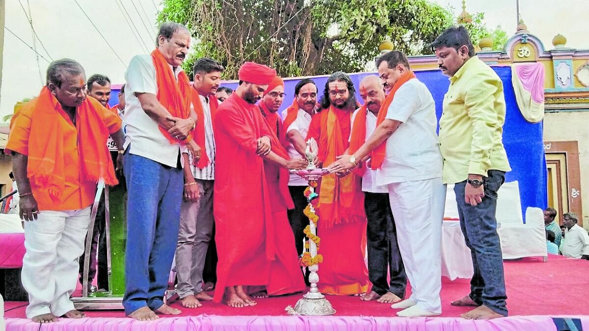 ಕುಂದಗೋಳದ ಕರೋಗಲ್ ಒಣಿಯಲ್ಲಿ ಏರ್ಪಡಿಸಿದ್ದ ರೇಣುಕಾಚಾರ್ಯ ಜಯಂತಿ ಕಾರ್ಯಕ್ರಮವನ್ನು ಪಂಚಗ್ರಹ ಹಿರೇಮಠದ ಶಿತಿಕಂಠೇಶ್ವರ ಶಿವಾಚಾರ್ಯ ಸ್ವಾಮೀಜಿ ಉದ್ಘಾಟಿಸಿದರು