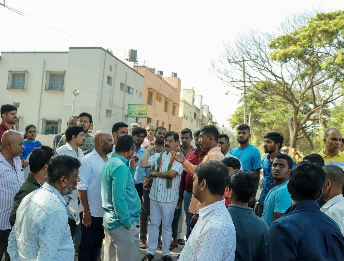 ಜಯನಗರದಲ್ಲಿ ಶಾಸಕ ಎಸ್.ಎ.ರಾಮದಾಸ್ ಸ್ಥಳೀಯರೊಂದಿಗೆ ಸೋಮವಾರ ಮಾತುಕತೆ ನಡೆಸಿದರು