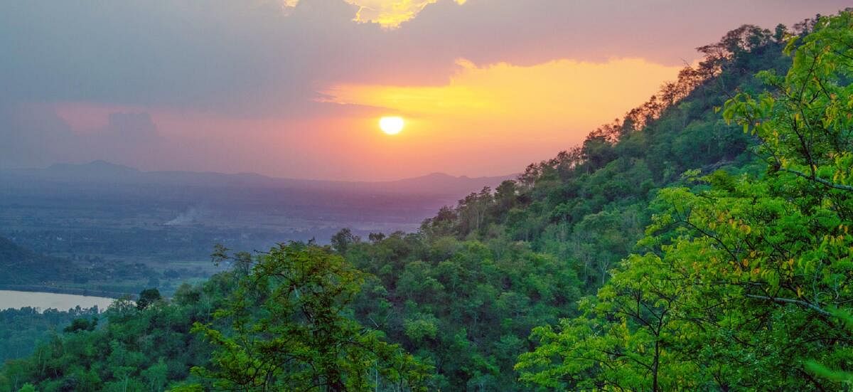 ಯಳಂದೂರು ತಾಲ್ಲೂಕಿನ ಗಿರಿ ಶಿಖರಗಳ ಸುಂದರ ನೋಟ