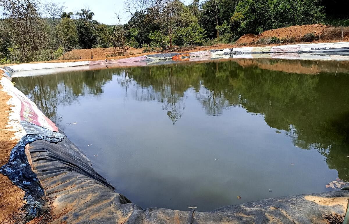 ಕುಮಟಾ ತಾಲ್ಲೂಕಿನ ಮಾಸ್ತಿಹಳ್ಳದ ತಮ್ಮ ಮೂರು ಎಕರೆ ಜಾಗದಲ್ಲಿ ಪ್ರಗತಿಪರ ಕೃಷಿಕ ಎಂ.ಬಿ.ನಾಯ್ಕ ಅವರು ಕೃಷಿ ಉದ್ದೇಶಕ್ಕೆ ನಿರ್ಮಿಸಿದ 55 ಲಕ್ಷ ಲೀಟರ್ ಸಾಮರ್ಥ್ಯದ ಬೃಹತ್ ನೀರು ಸಂಗ್ರಹ ಘಟಕ.