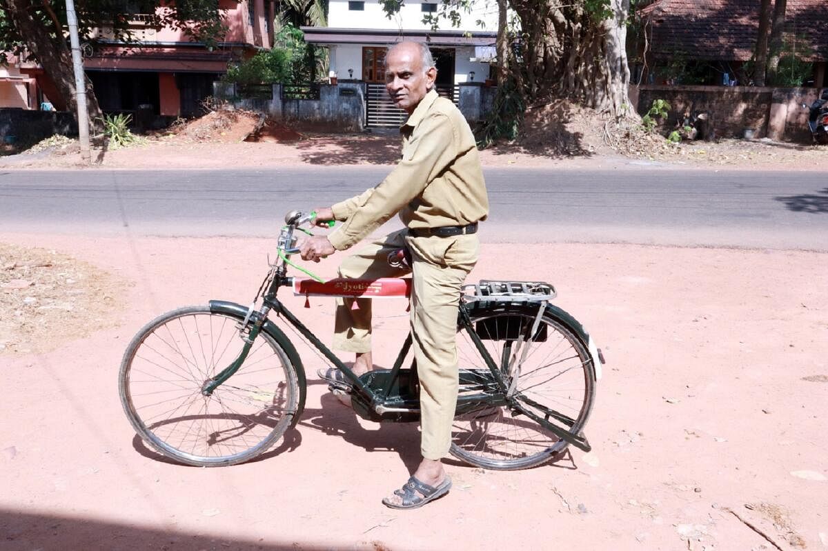 ಸೈಕಲ್‌ನೊಂದಿಗೆ ಬಿ.ಸತೀಶ್