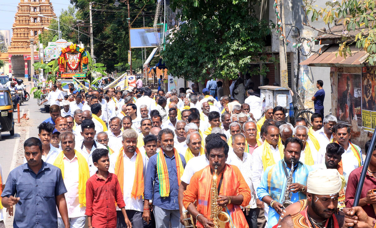 ದೇವರ ದಾಸಿಮಯ್ಯ ಜಯಂತಿ ಅಂಗವಾಗಿ ಚಾಮರಾಜನಗರದಲ್ಲಿ ಭಾನುವಾರ ದೇವರ ದಾಸಿಮಯ್ಯ ಅವರ ಭಾವಚಿತ್ರದ ಮೆರವಣಿಗೆ ನಡೆಯಿತು