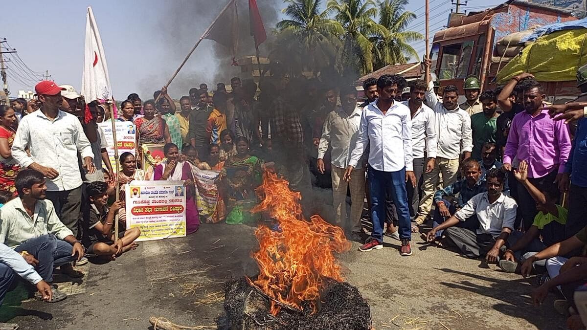 ಶಿವಮೊಗ್ಗದ ಗಾಡಿಕೊಪ್ಪದಲ್ಲಿ ಬುಧವಾರ ಬಂಜಾರ ಸಮುದಾಯ ಮುಖಂಡರು ಹೆದ್ದಾರಿ ತಡೆದು, ಟೈರ್‌ಗೆ ಬೆಂಕಿ ಹಚ್ಚಿ ಪ್ರತಿಭಟಿಸಿದರು.