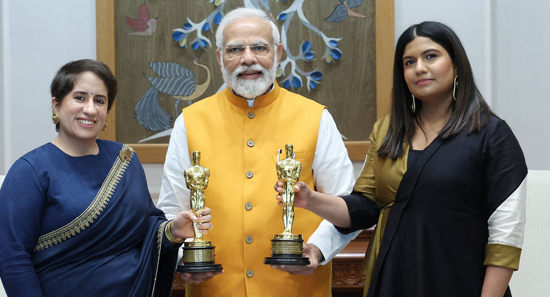 ‘ದಿ ಎಲಿಫೆಂಟ್ ವಿಸ್ಪರರ್ಸ್’ ಚಿತ್ರತಂಡದೊಂದಿಗೆ ಪ್ರಧಾನಿ ಮೋದಿ (ಚಿತ್ರಕೃಪೆ): @narendramodi