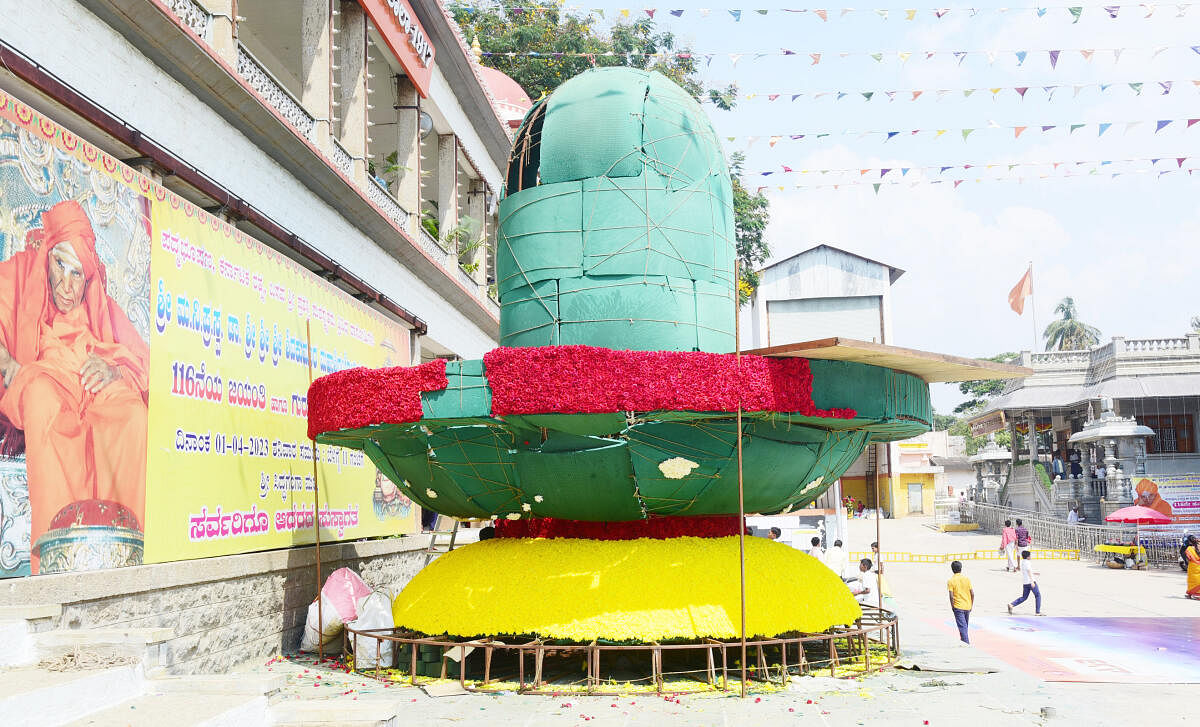 ತುಮಕೂರಿನ ಸಿದ್ಧಗಂಗಾ ಮಠದ ಆವರಣದಲ್ಲಿ ಶುಕ್ರವಾರ ಶಿವಲಿಂಗ ನಿರ್ಮಿಸುತ್ತಿರುವುದು