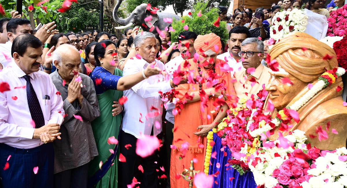 ಶಿವಕುಮಾರ ಸ್ವಾಮೀಜಿ ಅವರ 116ನೇ ಜನ್ಮದಿನೋತ್ಸವ ಅಂಗವಾಗಿ ಅವರ ಪ್ರತಿಮೆಗೆ ಜಯದೇವ ಆಸ್ಪತ್ರೆಯ ನಿರ್ದೇಶಕ ಡಾ.ಸಿ.ಎನ್. ಮಂಜುನಾಥ್, ಇಸ್ರೋ ಮಾಜಿ ಅಧ್ಯಕ್ಷ ಎ.ಎಸ್.ಕಿರಣ್ ಕುಮಾರ್, ಶೈಲಜಾ ಸೋಮಣ್ಣ, ಸಚಿವ ವಿ.ಸೋಮಣ್ಣ, ಬೇಲಿಮಠದ ಶಿವರುದ್ರ ಸ್ವಾಮೀಜಿ ಪುಷ್ಪನಮನ ಸಲ್ಲಿಸಿದರು – ಪ್ರಜಾವಾಣಿ ಚಿತ್ರ