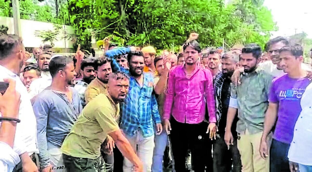 ಇರ್ಗೀಷ್‌ ಪಾಷ ಸಾವಿನ ಕುರಿತ ತನಿಖೆಗೆ ಆಗ್ರಹಿಸಿ ಸಾತನೂರು ಪೊಲೀಸ್‌ ಠಾಣೆಯ ಮುಂದೆ ಪ್ರತಿಭಟನೆ ನಡೆಸಲಾಯಿತು