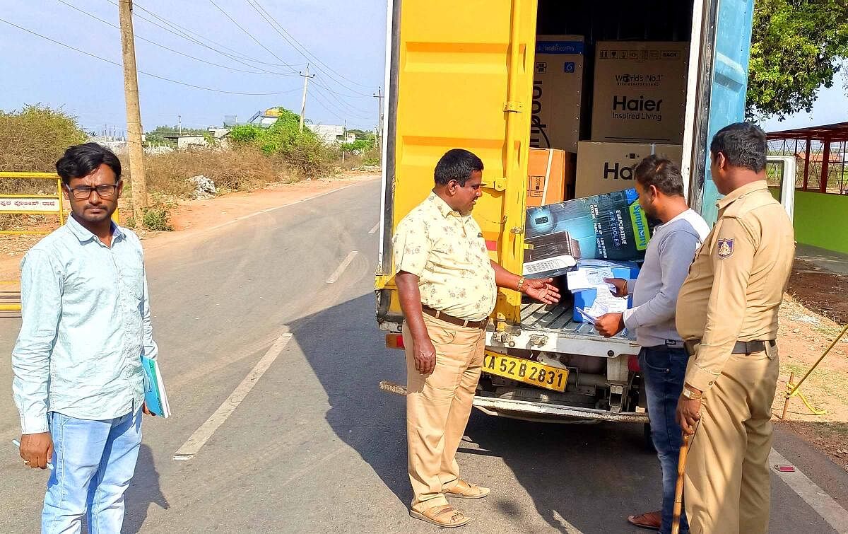 ವಿಜಯಪುರ ಪಟ್ಟಣದ ಭೈಪಾಸ್ ರಸ್ತೆಯಲ್ಲಿ ನಿರ್ಮಿಸಿರುವ ಚೆಕ್‌ಪೋಸ್ಟ್‌ನಲ್ಲಿ ಸಿಬ್ಬಂದಿ ತಪಾಸಣೆಯಲ್ಲಿ ತೊಡಗಿರುವುದು.