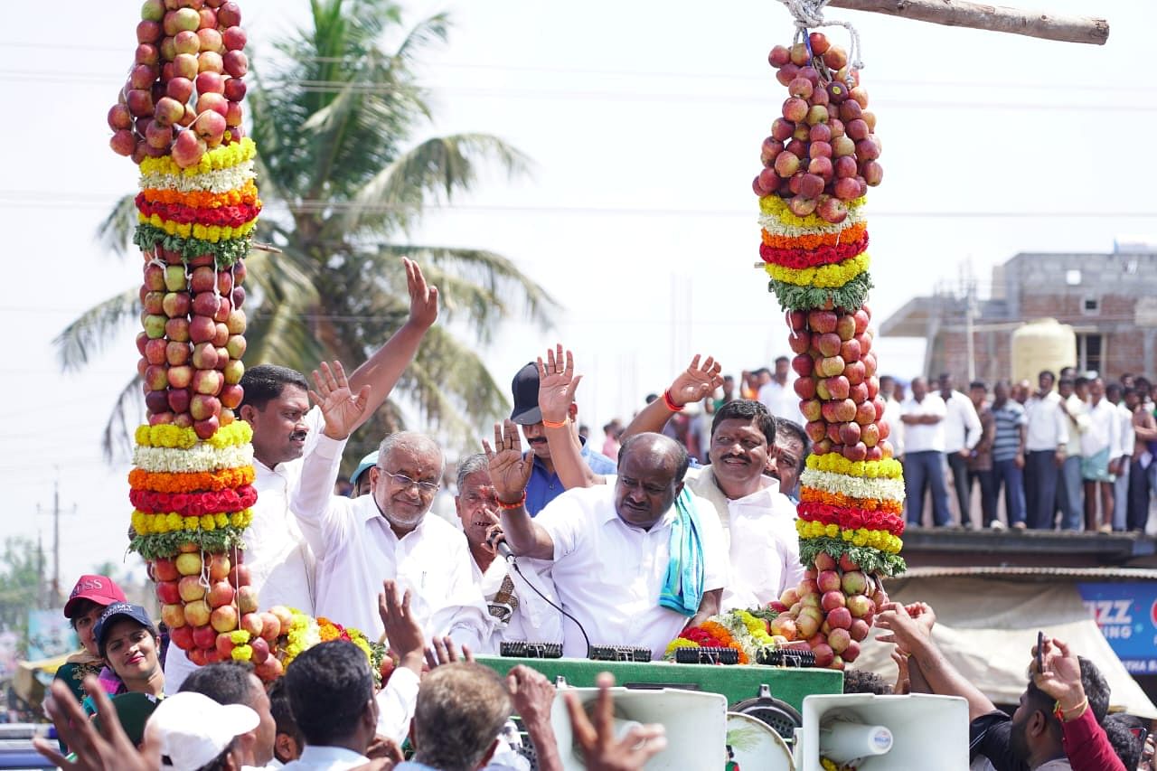 ಮೈಸೂರು ಜಿಲ್ಲೆ ಪಿರಿಯಾಪಟ್ಟಣ ತಾಲ್ಲೂಕಿನ ಕಂಪಲಾಪುರದಲ್ಲಿ ಜೆಡಿಎಸ್ ಶಾಸಕಾಂಗ ಪಕ್ಷದ ನಾಯಕ ಎಚ್‌.ಡಿ.ಕುಮಾರಸ್ವಾಮಿ ಪಂಚರತ್ನ ಯಾತ್ರೆ ನಡೆಸಿದರು. ಶಾಸಕ ಜಿ.ಟಿ.ದೇವೇಗೌಡ, ಕ್ಷೇತ್ರದ ಅಭ್ಯರ್ಥಿಯೂ ಆಗಿರುವ ಶಾಸಕ ಕೆ.ಮಹದೇವ್ ಇದ್ದಾರೆ