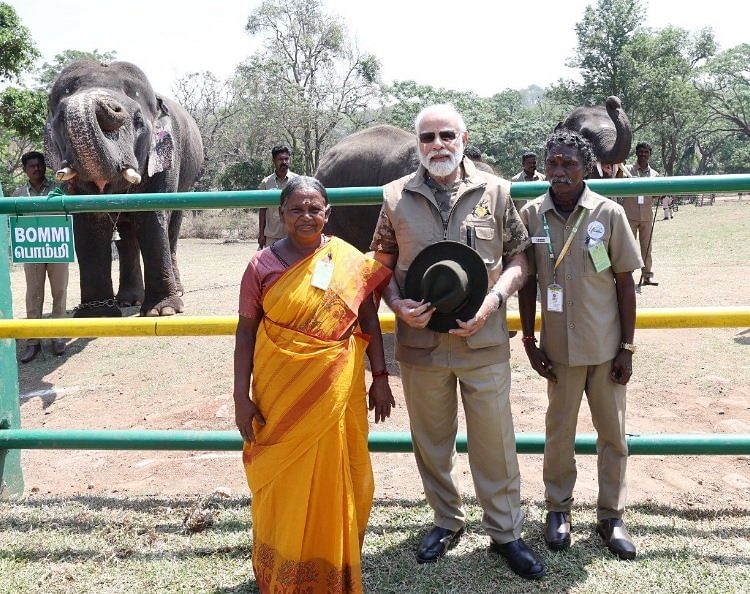 ಬೊಮ್ಮ ಬೆಳ್ಳಿ ಕಾವಾಡಿ ದಂಪತಿಯೊಂದಿಗೆ ಪ್ರಧಾನಿ ನರೇಂದ್ರ ಮೋದಿ