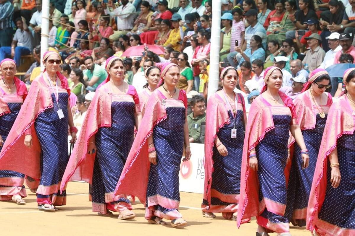 ಸಾಂಪ್ರದಾಯಿಕ ಉಡುಪಿನಲ್ಲಿ ಮಹಿಳೆಯರು