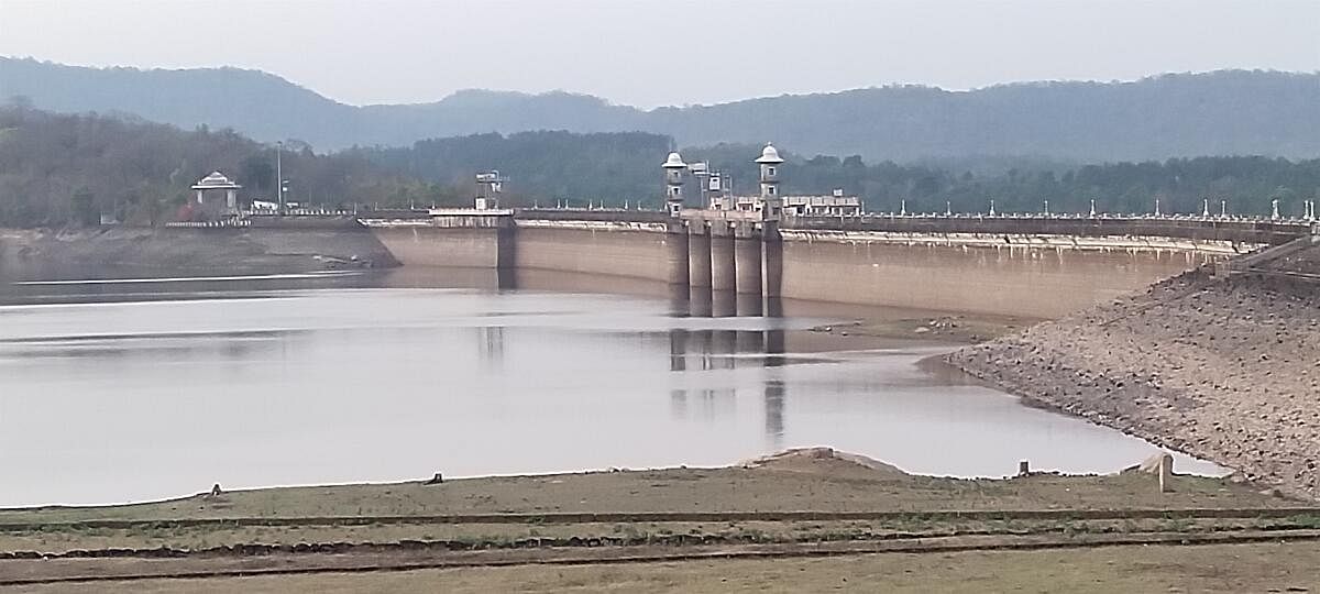 ಹಾರಂಗಿ‌ ಜಲಾಶಯದಲ್ಲಿ ನೀರಿನ ಸಂಗ್ರಹ ಕ್ಷೀಣಿಸಿರುವ ದೃಶ್ಯ