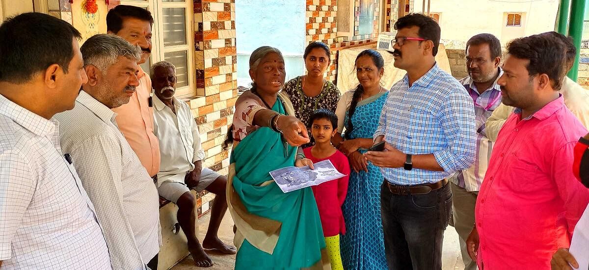 ವಿಜಯಪುರ ಪಟ್ಟಣದ 1ನೇ ವಾರ್ಡಿನ ಅಶೋಕ ನಗರದಲ್ಲಿ ಮತದಾನ ಜಾಗೃತಿಗಾಗಿ ಬಂದಿದ್ದ ಅಧಿಕಾರಿಗಳ ಬಳಿ ವಾರಕ್ಕೊಮ್ಮೆ ನೀರು ಬಿಡುವಂತೆ ಅನುಕೂಲ ಮಾಡಿಕೊಡಿ ಎಂದು ಸಾರ್ವಜನಿಕರು ಅಹವಾಲು ಸಲ್ಲಿಸಿದರು