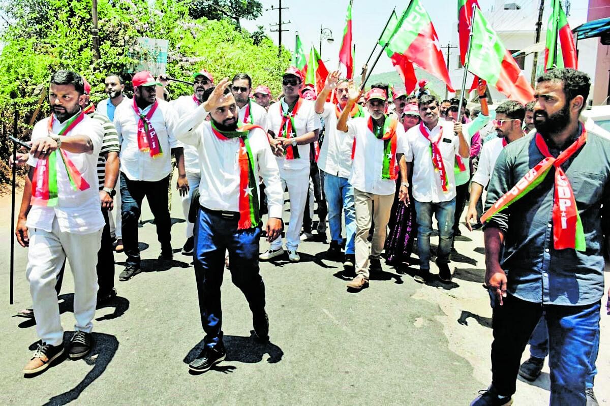 ಎಸ್‌ಡಿಪಿಐ ಮಡಿಕೇರಿ ನಗರದಲ್ಲಿ ಗುರುವಾರ ಏರ್ಪಡಿಸಿದ್ದ ಚುನಾವಣಾ ಪ್ರಚಾರ ರ‍್ಯಾಲಿಯಲ್ಲಿ ಪಕ್ಷದ ಅಭ್ಯರ್ಥಿ ಅಮಿನ್ ಮೊಯಿಸಿನ್ ಕಾರ್ಯಕರ್ತರತ್ತ ಕೈಬೀಸಿದರು