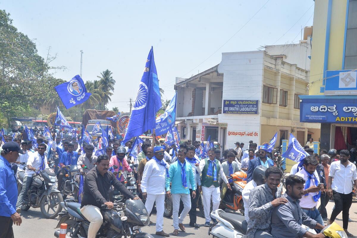 ಕೋಲಾರದಲ್ಲಿ ಶುಕ್ರವಾರ ಸಂವಿಧಾನ ಸಂರಕ್ಷಣಾ ಮಹಾ ಒಕ್ಕೂಟದಿಂದ ನಗರದಲ್ಲಿ ಬೈಕ್‌ ರ‍್ಯಾಲಿ ನಡೆಯಿತು. ಟಿ.ವಿಜಯಕುಮಾರ್, ಪಂಡಿತ್‌ ಮುನಿವೆಂಕಟಪ್ಪ, ನಾಗನಾಳ ಮುನಿಯಪ್ಪ ಪಾಲ್ಗೊಂಡಿದ್ದರು