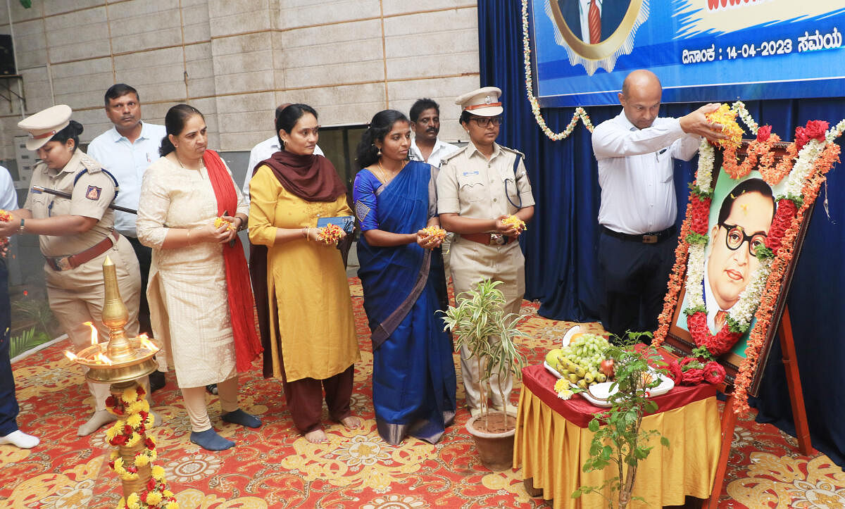 ಜಿಲ್ಲಾಡಳಿತ, ಜಿಲ್ಲಾ ಪಂಚಾಯಿತಿಯಿಂದ ನಡೆದ ಡಾ.ಬಿ.ಆರ್‌.ಅಂಬೇಡ್ಕರ್‌ ಜಯಂತಿಯಲ್ಲಿ ಜಿಲ್ಲಾಧಿಕಾರಿ ಡಿ.ಎಸ್‌.ರಮೇಶ್‌ ಅಂಬೇಡ್ಕರ್‌ ಭಾವಚಿತ್ರಕ್ಕೆ ಪುಷ್ಪಾರ್ಚನೆ ಮಾಡಿದರು. ಜಿ.ಪಂ ಸಿಇಒ ಪೂವಿತಾ ಎಸ್‌., ಎಸ್‌ಪಿ ಪದ್ಮಿನಿ ಸಾಹು ಇದ್ದರು