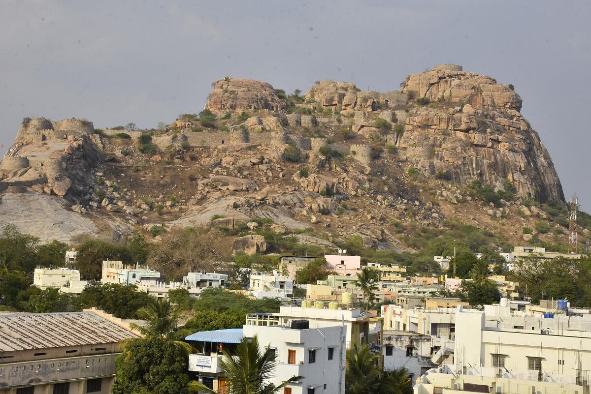 ಯಾದಗಿರಿ ನಗರದ ಐತಿಹಾಸಿಕ ಕೋಟೆ ಇರುವ ಗುಡ್ಡ