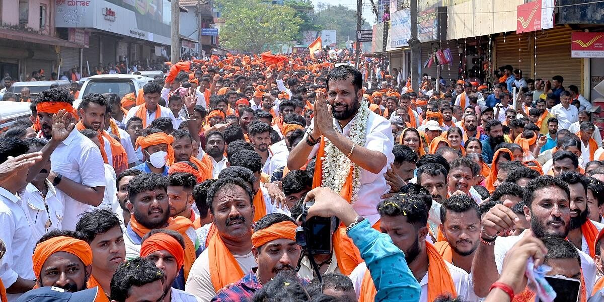 ಅರುಣ್ಕುಮಾರ್ ಪುತ್ತಿಲ ಅವರು ನಾಮಪತ್ರ ಸಲ್ಲಿಸುವ ಮೊದಲು ನಗರದಲ್ಲಿ ನಡೆದ ಮೆರವಣಿಗೆಯಲ್ಲಿ ಸಾವಿರಾರು ಮಂದಿ ಪುತ್ತಿಲ ಅಭಿಮಾನಿಗಳು ಪಾಲ್ಗೊಂಡರು.