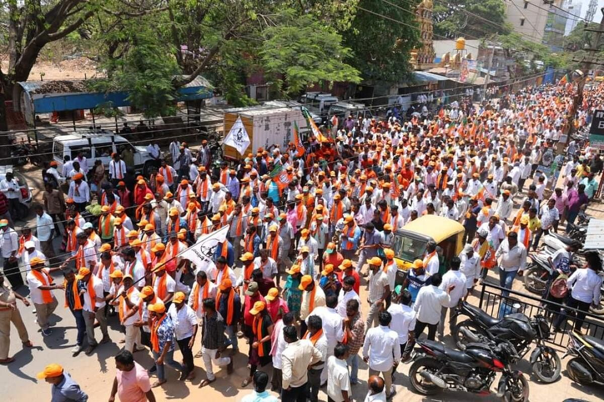 ಅಪಾರ ಕಾರ್ಯಕರ್ತರೊಂದಿಗೆ ನಾಮ ಪತ್ರ ಸಲ್ಲಿಸಲು ಆಗಮಿಸಿದ್ದ ಎಂಟಿಬಿ ನಾಗರಾಜ್