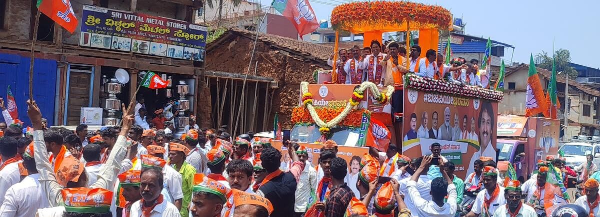 ಸೊರಬದಲ್ಲಿ ಬಿಜೆಪಿ ಅಭ್ಯರ್ಥಿ ಕುಮಾರ್ ಬಂಗಾರಪ್ಪ ತಮ್ಮ ಅಪಾರ ಬೆಂಬಲಿಗರೊಂದಿಗೆ ತೆರೆದ ವಾಹನದಲ್ಲಿ ಮೆರವಣಿಗೆ ನಡೆಸಿ ನಾಮಪತ್ರ ಸಲ್ಲಿಸಿದರು. ಸಂಸದ ಬಿ.ವೈ. ರಾಘವೇಂದ್ರ ಇದ್ದರು.