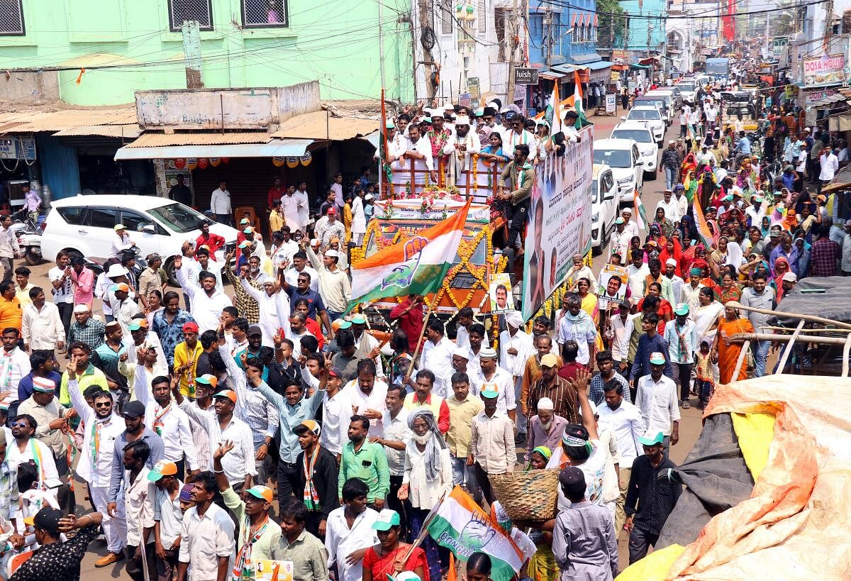 ಬೀದರ್ ಕ್ಷೇತ್ರದ ಕಾಂಗ್ರೆಸ್ ಅಭ್ಯರ್ಥಿ ಹಾಲಿ ಶಾಸಕ ರಹೀಂ ಖಾನ್ ಅವರು ನಾಮಪತ್ರ ಸಲ್ಲಿಸಲು ಕಾರ್ಯಕರ್ತರು ಹಾಗೂ ಬೆಂಬಲಿಗರೊಂದಿಗೆ ಮೆರವಣಿಗೆಯಲ್ಲಿ ಜಿಲ್ಲಾಧಿಕಾರಿ ಕಚೇರಿಗೆ ಆಗಮಿಸಿದರು