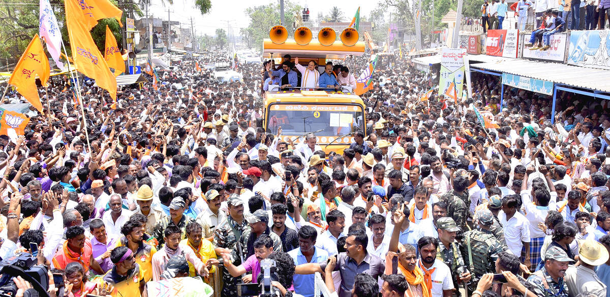 ಶಿಗ್ಗಾವಿ ಪಟ್ಟಣದಲ್ಲಿ ಮುಖ್ಯಮಂತ್ರಿ ಬಸವರಾಜ ಬೊಮ್ಮಾಯಿ ನಾಮಪತ್ರ ಸಲ್ಲಿಸುವ ಅಂಗವಾಗಿ ಬುಧವಾರ ನಡೆದ ‘ರೋಡ್‌ ಶೋ’ನಲ್ಲಿ ಬಿಜೆಪಿ ರಾಷ್ಟ್ರೀಯ ಅಧ್ಯಕ್ಷ ಜೆ.ಪಿ.ನಡ್ಡಾ, ಚಿತ್ರನಟ ಸುದೀಪ್‌, ಸಚಿವರಾದ ಬಿ.ಸಿ.ಪಾಟೀಲ್‌, ಮುರುಗೇಶ ನಿರಾಣಿ ಪಾಲ್ಗೊಂಡಿದ್ದರು  –ಪ್ರಜಾವಾಣಿ ಚಿತ್ರ: ಮಾಲತೇಶ ಇಚ್ಚಂಗಿ 