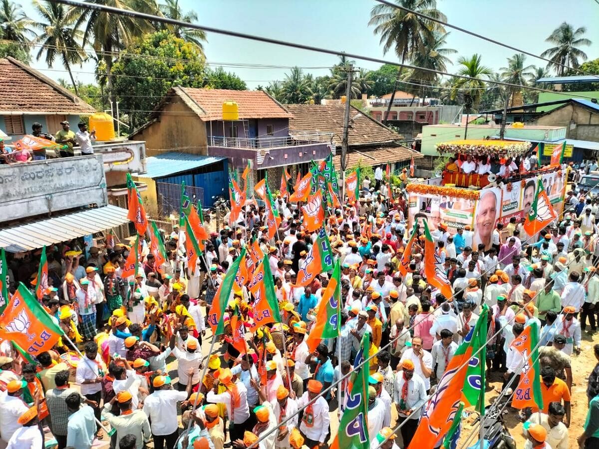 ಶಿಕಾರಿಪುರದಲ್ಲಿ ಬುಧವಾರ ಬಿಜೆಪಿ ಅಭ್ಯರ್ಥಿಬಿ.ವೈ. ವಿಜಯೇಂದ್ರ ಎರಡನೇ ಬಾರಿ ನಾಮಪತ್ರ ಸಲ್ಲಿಸಿದ ನಂತರ ಬಿಜೆಪಿ ಸಂಸದೀಯ ಮಂಡಳಿ ಸದಸ್ಯ ಬಿ.ಎಸ್. ಯಡಿಯೂರಪ್ಪ ಅವರ ಜೊತೆ ತೆರೆದ ವಾಹನದಲ್ಲಿ ಮೆರವಣಿಗೆ ನಡೆಸಿದ ದೃಶ್ಯ (ಎಡಚಿತ್ರ). ಮೆರವಣಿಗೆಯಲ್ಲಿ ಪಾಲ್ಗೊಂಡ ಜನ.