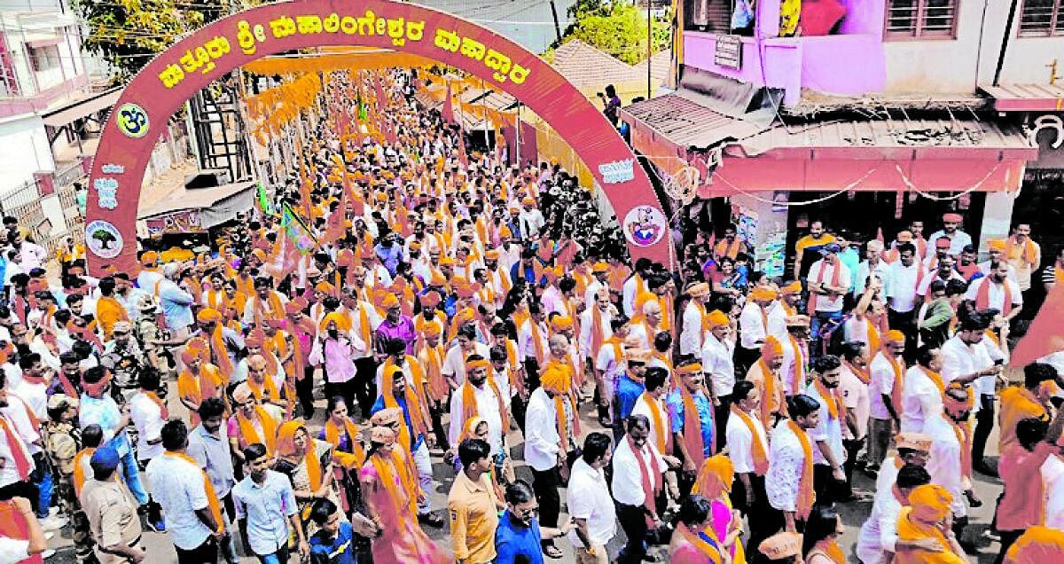 ಬಿಜೆಪಿ ಅಭ್ಯರ್ಥಿ ಆಶಾ ತಿಮ್ಮಪ್ಪ ಗೌಡ ಅವರು ಗುರುವಾರ ಮೆರವಣಿಗೆಯ ಮೂಲಕ ಬಂದು ನಾಮಪತ್ರ ಸಲ್ಲಿಸಿದರು.