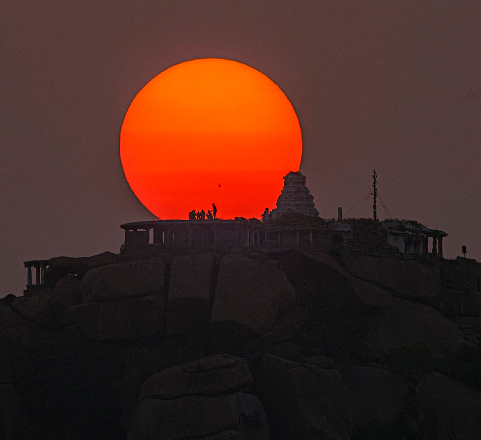 ಹೊಸಪೇಟೆ ತಾಲ್ಲೂಕಿನ ಹಂಪಿಯ ಮಾತಂಗ ಪರ್ವತದ ಅಂಚಿನಲ್ಲಿ ಭಾನುವಾರ ಸಂಜೆ ಕಂಡ ಸೂರ್ಯಾಸ್ತದ ಸುಂದರ ದೃಶ್ಯ. ಚಿತ್ರ: ರಾಚಯ್ಯ ಎಸ್‌. ಸ್ಥಾವರಿಮಠ