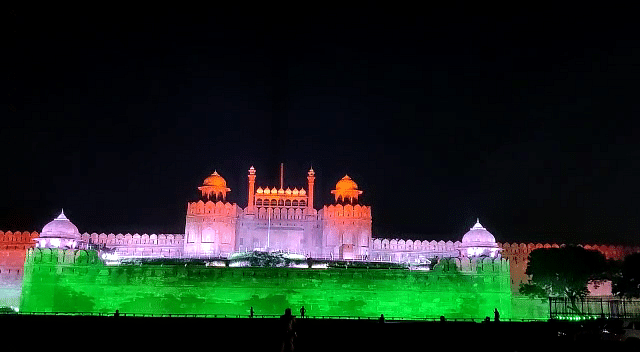 ದೆಹಲಿಯ ಕೆಂಪು ಕೋಟೆಗೆ ತ್ರಿವರ್ಣ ಬೆಳಕಿನ ಚಿತ್ತಾರ