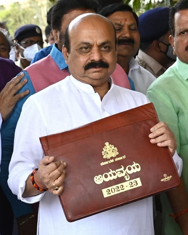  ಸಿಎಂ ಬಸವರಾಜ ಬೊಮ್ಮಾಯಿ ಅವರು ಇಂದು 2022–23 ನೇ ಸಾಲಿನ ಆಯ–ವ್ಯಯವನ್ನು ಮಂಡಿಸಲು ವಿಧಾನಸೌಧಕ್ಕೆ ಬಂದ ಕ್ಷಣ